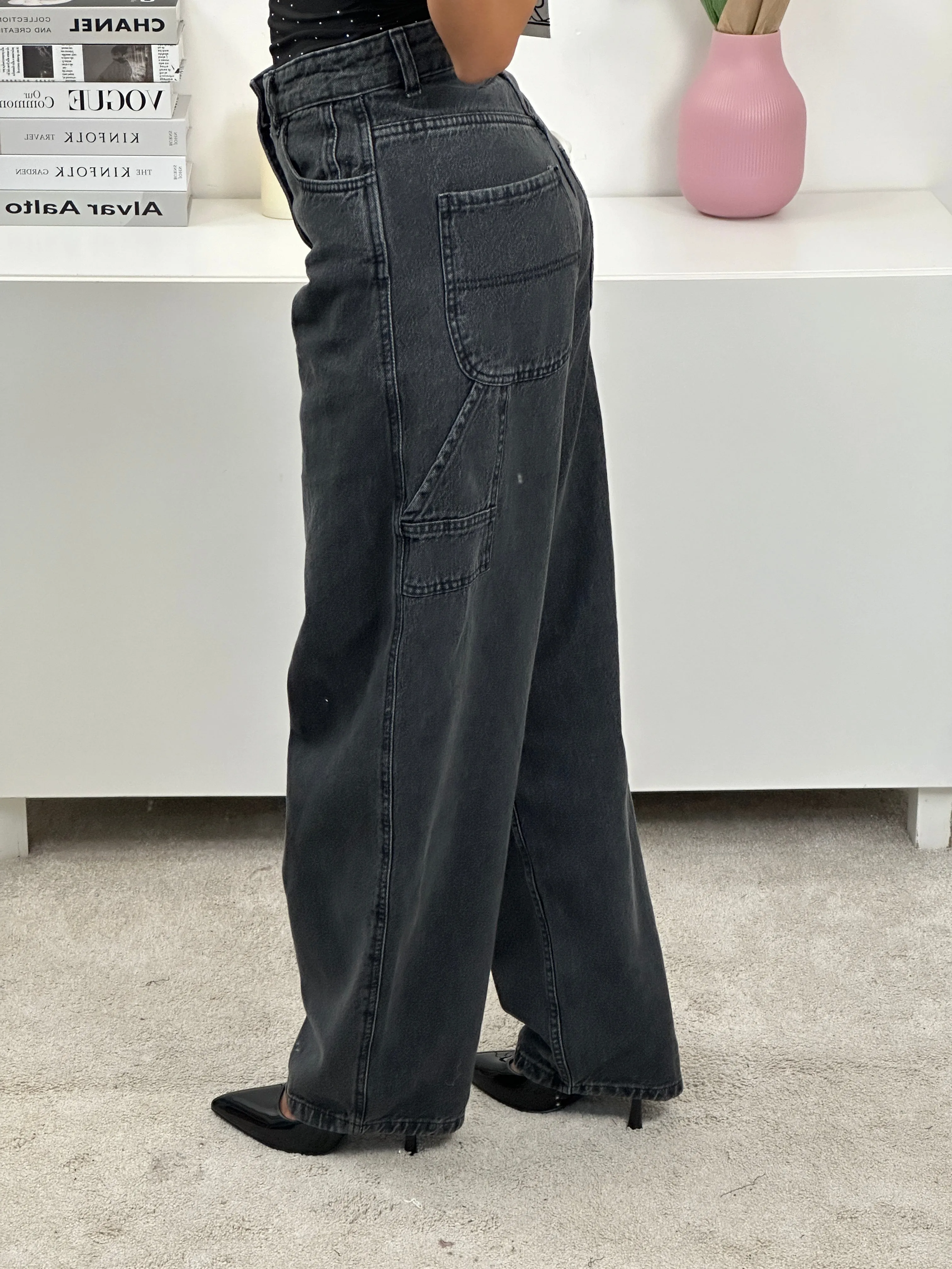 Jeans grigio con cinturino ai laterali