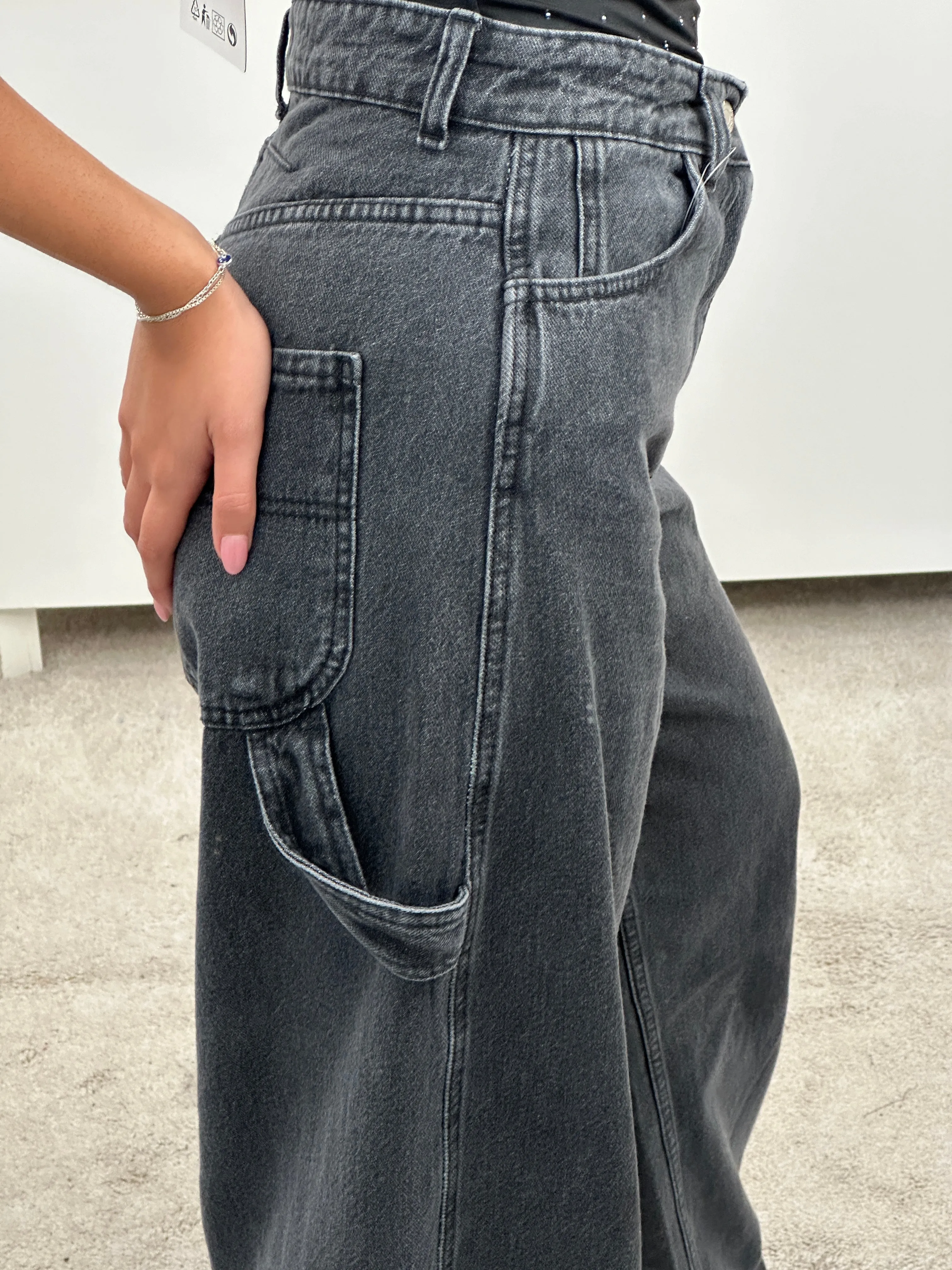 Jeans grigio con cinturino ai laterali